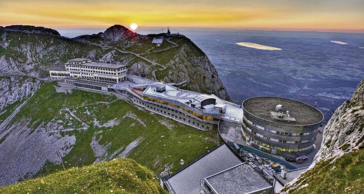 Station de montagne avec vue sur le coucher de soleil à l'horizon.