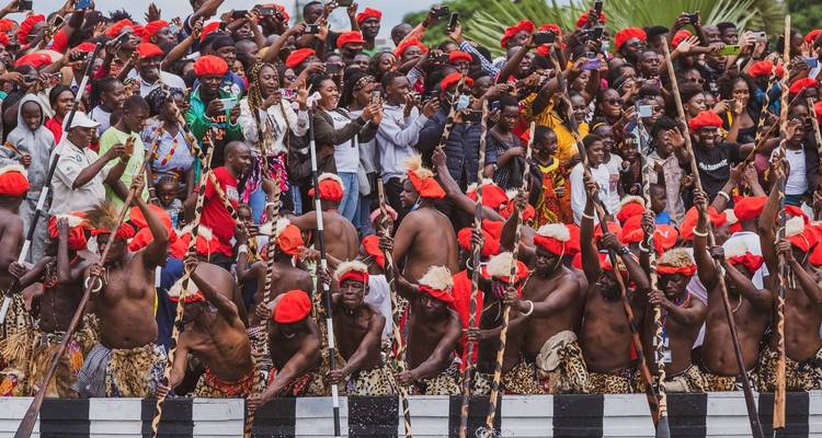 Foule lors d'un événement culturel, beaucoup avec des appareils photo.