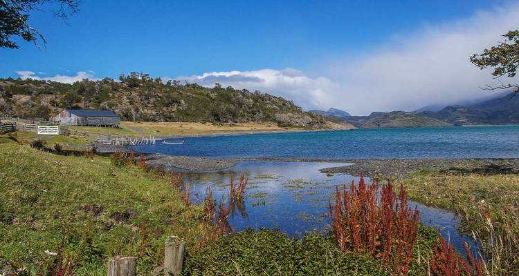 Vista panorámica de un lago con el paisaje circundante.