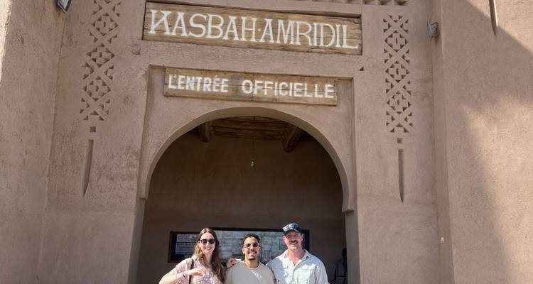 Tres personas posando en la entrada de Kasbah Amridil.