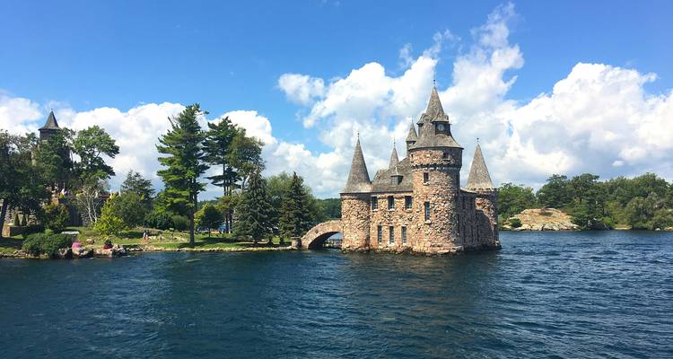 Das märchenhafte Boldt Castle mit spitzen Türmchen liegt auf einer kleinen Insel im St. Lawrence River.