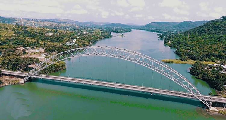 Vista aérea de un gran puente sobre un río con el paisaje circundante.