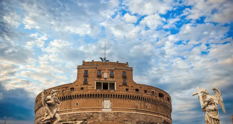 Das runde Castel Sant'Angelo erhebt sich unter einem dramatischen wolkenverhangenen Himmel in Rom.
