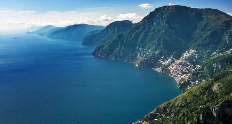 Dramáticas montañas costeras y litoral.