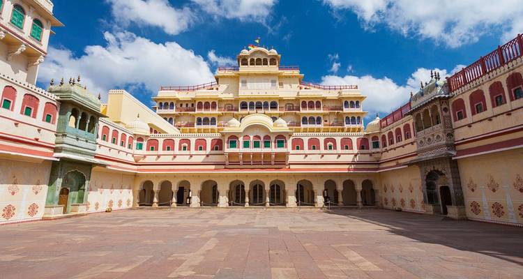 Palais de la ville à Jaipur avec une cour claire.