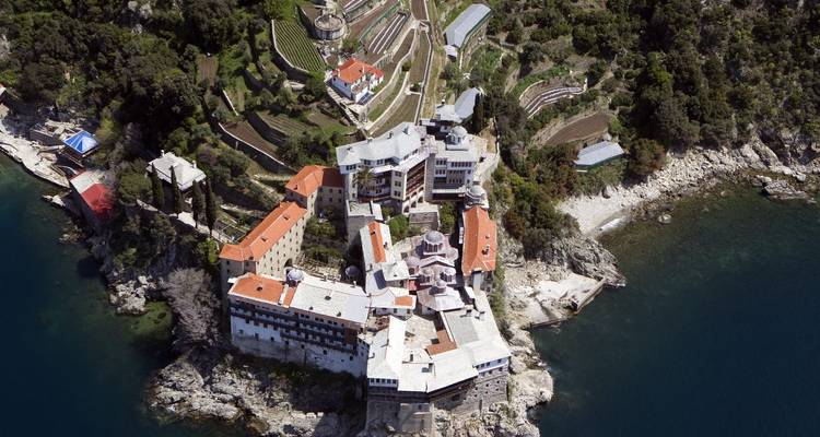 Vista aérea de un monasterio costero en el Monte Athos.