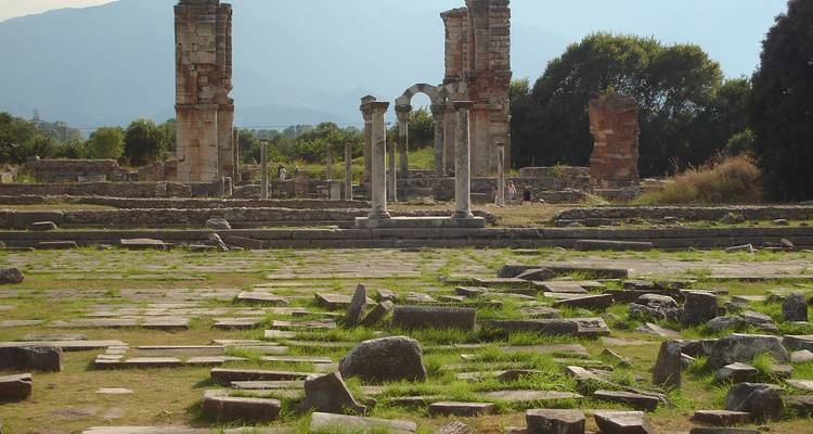 Ruinas antiguas con columnas y estructuras de piedra.