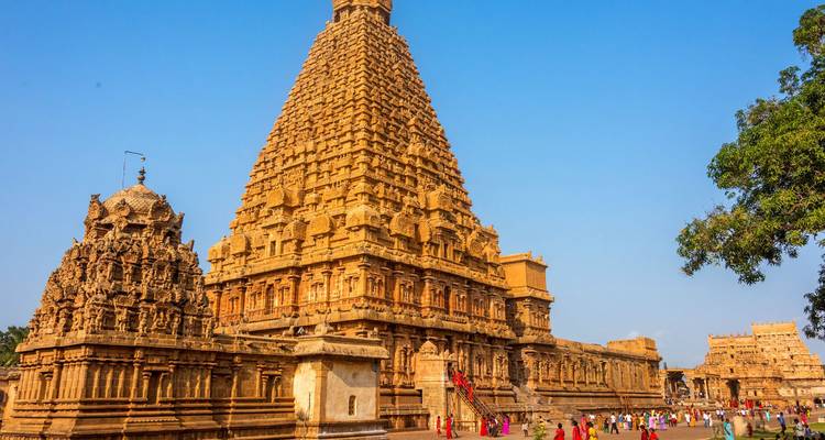 Grand temple historique avec des sculptures complexes.