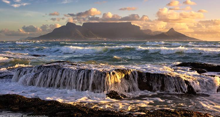 Tafelberg bij zonsondergang met oceaangolven