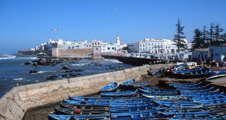 Vue du littoral de la ville avec des bateaux et des vagues.
