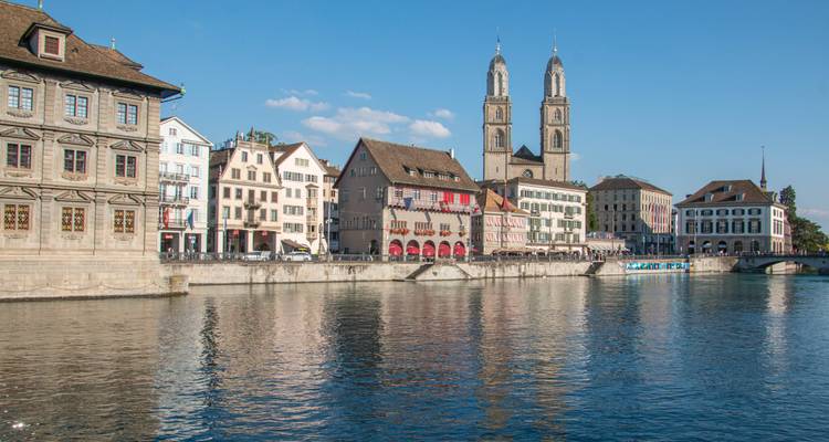 Une vue de Zurich avec un front de rivière et des bâtiments historiques.