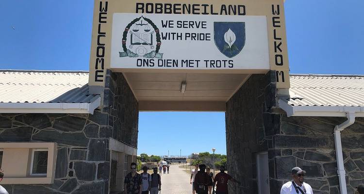 Entrada a la Isla Robben con el letrero 'Servimos con Orgullo'.