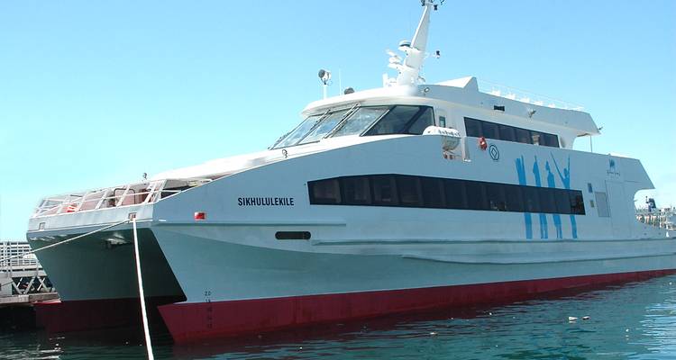 Transbordador de pasajeros atracado en un puerto listo para el embarque.