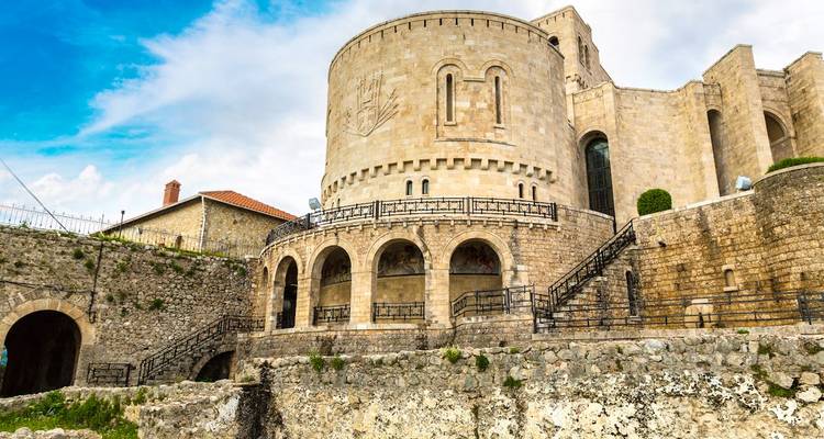 Castillo with paredes arqueadas y arquitectura de piedra