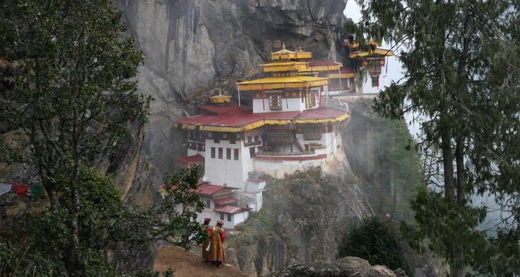 Le monastère du Nid du Tigre perché sur une falaise par temps brumeux.