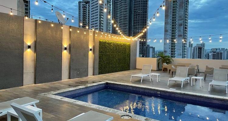 Área de piscina en azotea con edificios altos circundantes