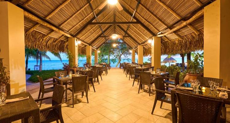 Acogedor restaurante con vista al océano