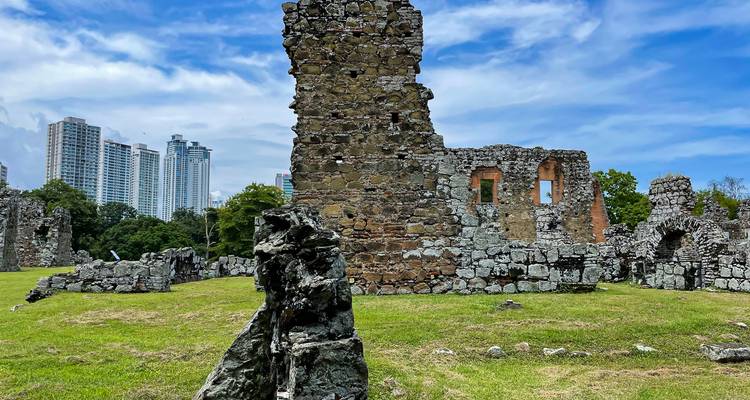 Ruinas con el horizonte de la ciudad moderna al fondo