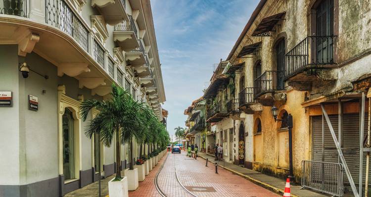 Calle estrecha con edificios históricos y balcones