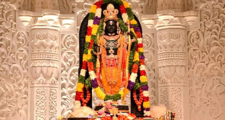 Statue décorée dans un cadre de temple.