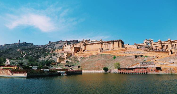 Une grande forteresse au sommet d'une colline surplombant l'eau.