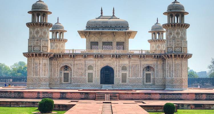 Un mausolée historique avec un travail de marbre complexe.