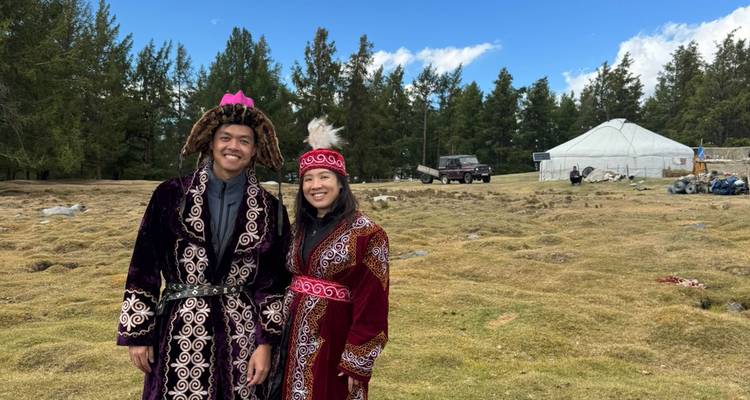 Dos personas vistiendo atuendo tradicional en un entorno rural.