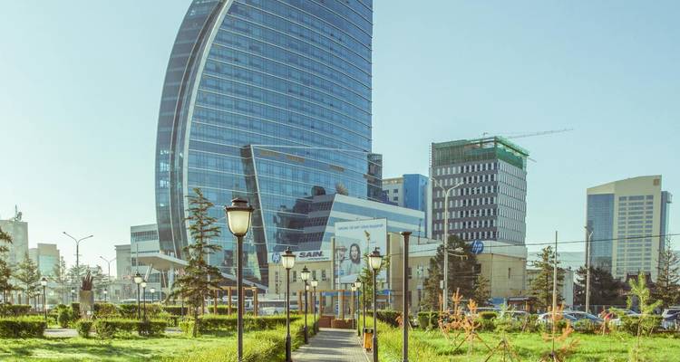 Rascacielos moderno en un entorno urbano.