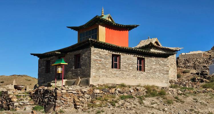 Un templo mongol tradicional con acentos rojos y verdes.