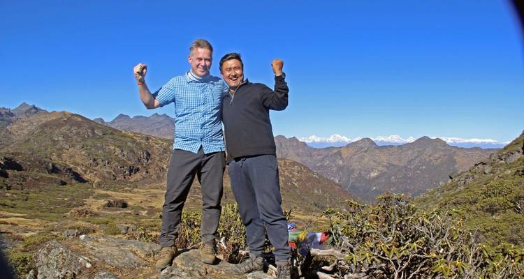 Deux personnes posant avec enthousiasme dans les montagnes.