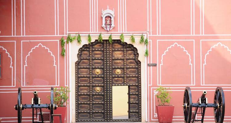 Decoratief ontworpen deur met kanonnen in Jaipur.