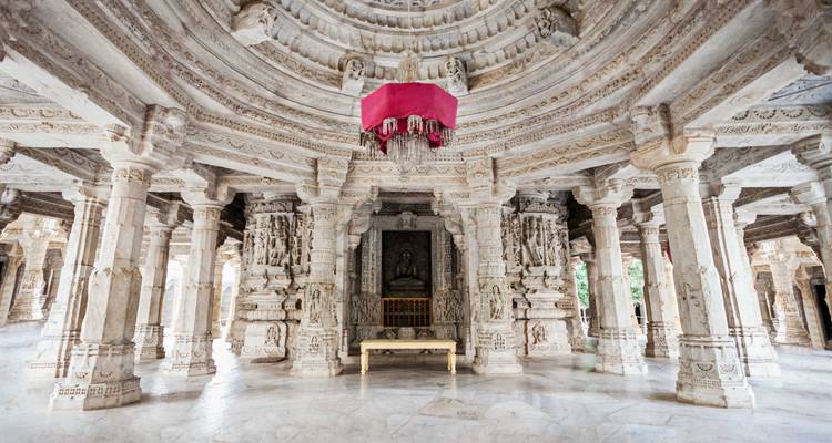Ingewikkeld gesneden interieur van een tempel in Ranakpur.