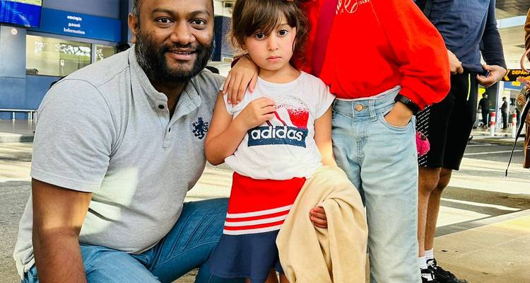 Portrait de famille dans un aéroport.