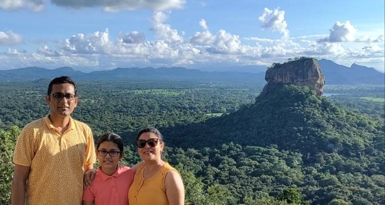 Famille debout devant un paysage montagneux pittoresque.