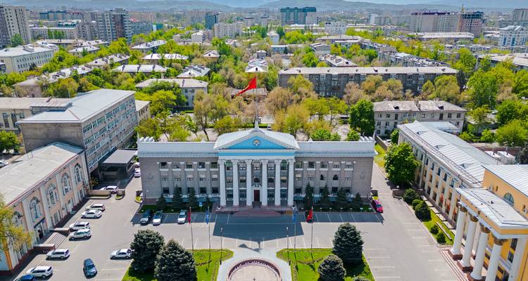 Luftaufnahme einer Stadtlandschaft mit Regierungsgebäuden und Grünflächen.