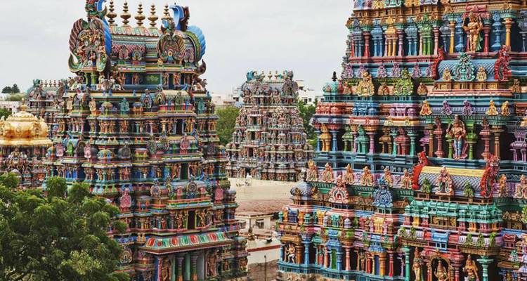 Torres de templo coloridas con tallados intrincados