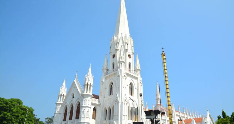 Catedral gótica blanca contra un cielo azul