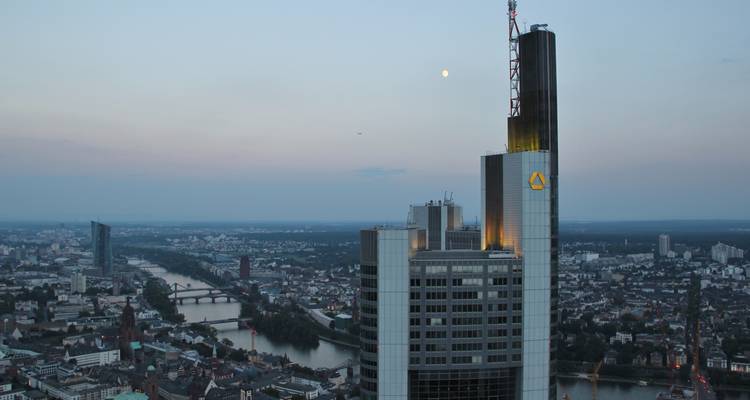 Vista aérea de Frankfurt con un rascacielos prominente y río.