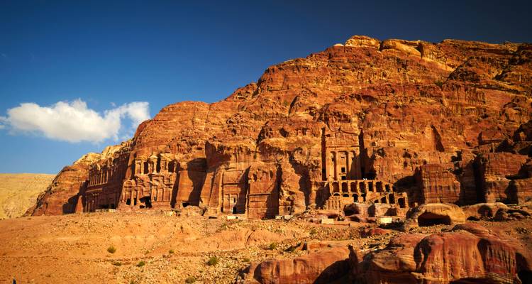 L'architecture taillée dans la roche de Petra dans une riche teinte rougeâtre