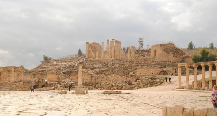 Ruines anciennes avec colonnes et ciel nuageux
