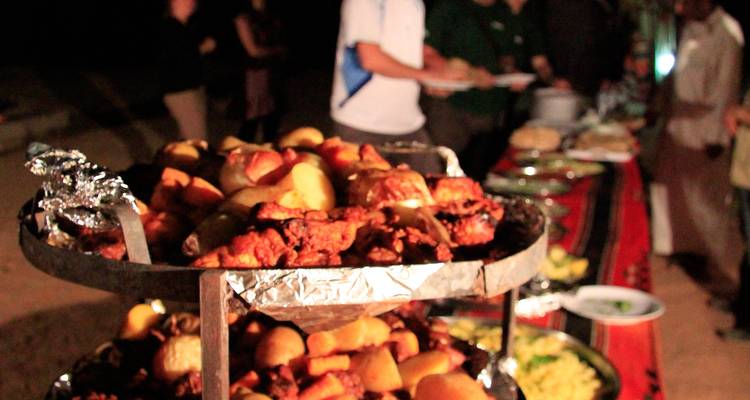 Buffet indistinct avec de la nourriture et des personnes
