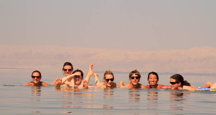Groupe de personnes flottant et posant dans l'eau