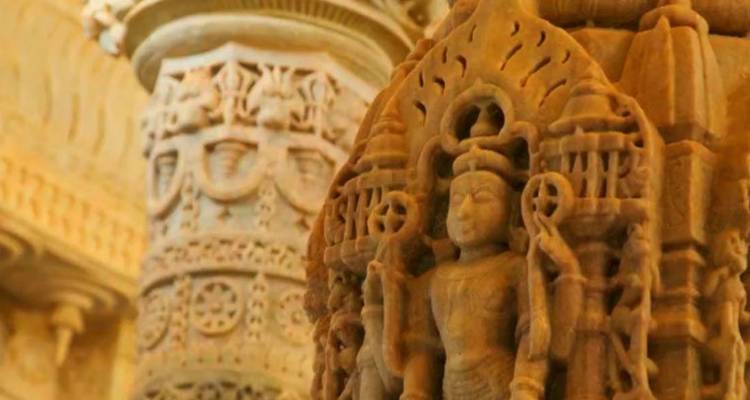 Tallas detalladas en un pilar de templo de arenisca.