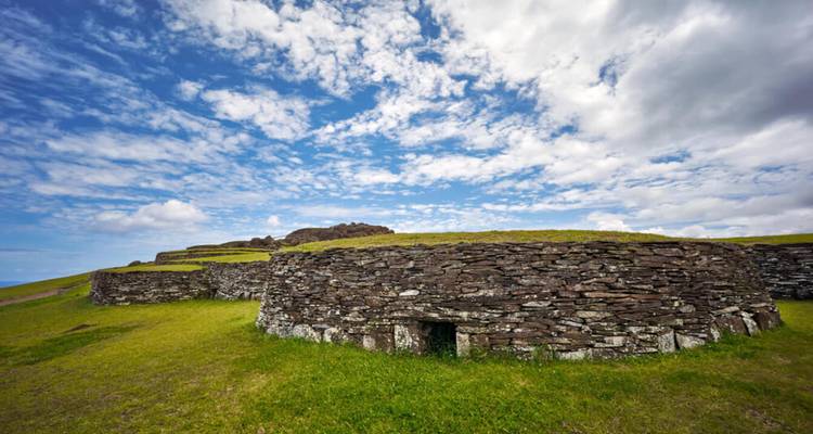 Structure en pierre avec colline en arrière-plan.
