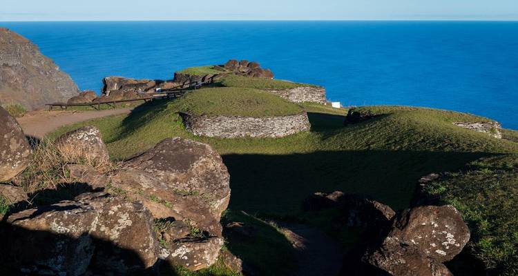 Structures en pierre surplombant l'océan.