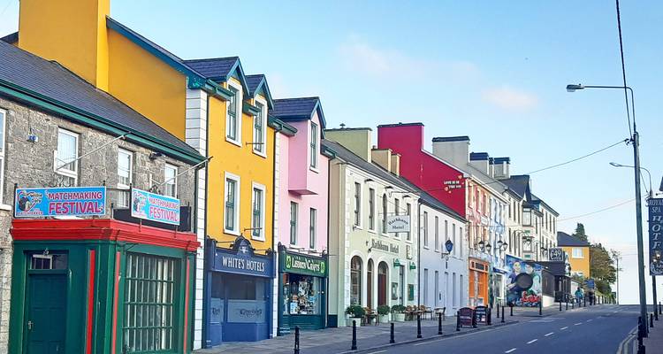 Fila de edificios coloridos en una calle del pueblo.