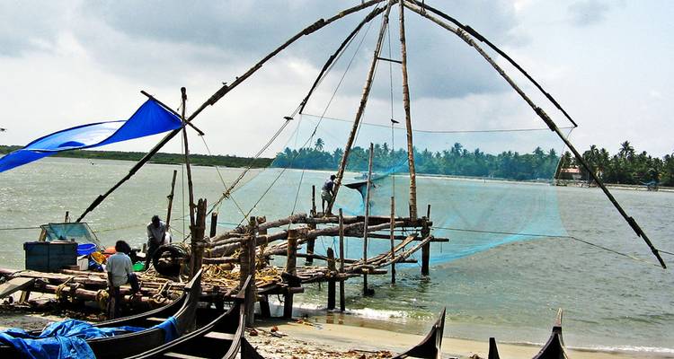 Traditionelle chinesische Fischernetze mit arbeitenden Menschen.