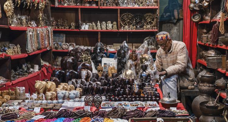 Tienda llena de artesanías y recuerdos.
