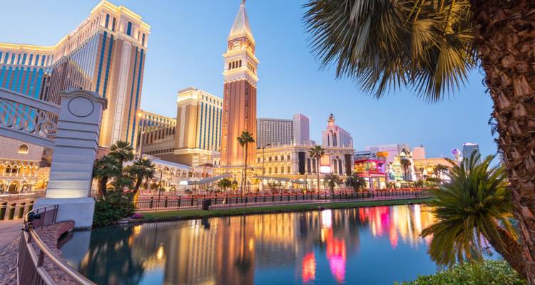 Une vue pittoresque d'une zone commerciale de Las Vegas avec une architecture emblématique exposée.