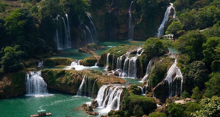 Magnífica cascada de varios niveles rodeada de exuberante vegetación.